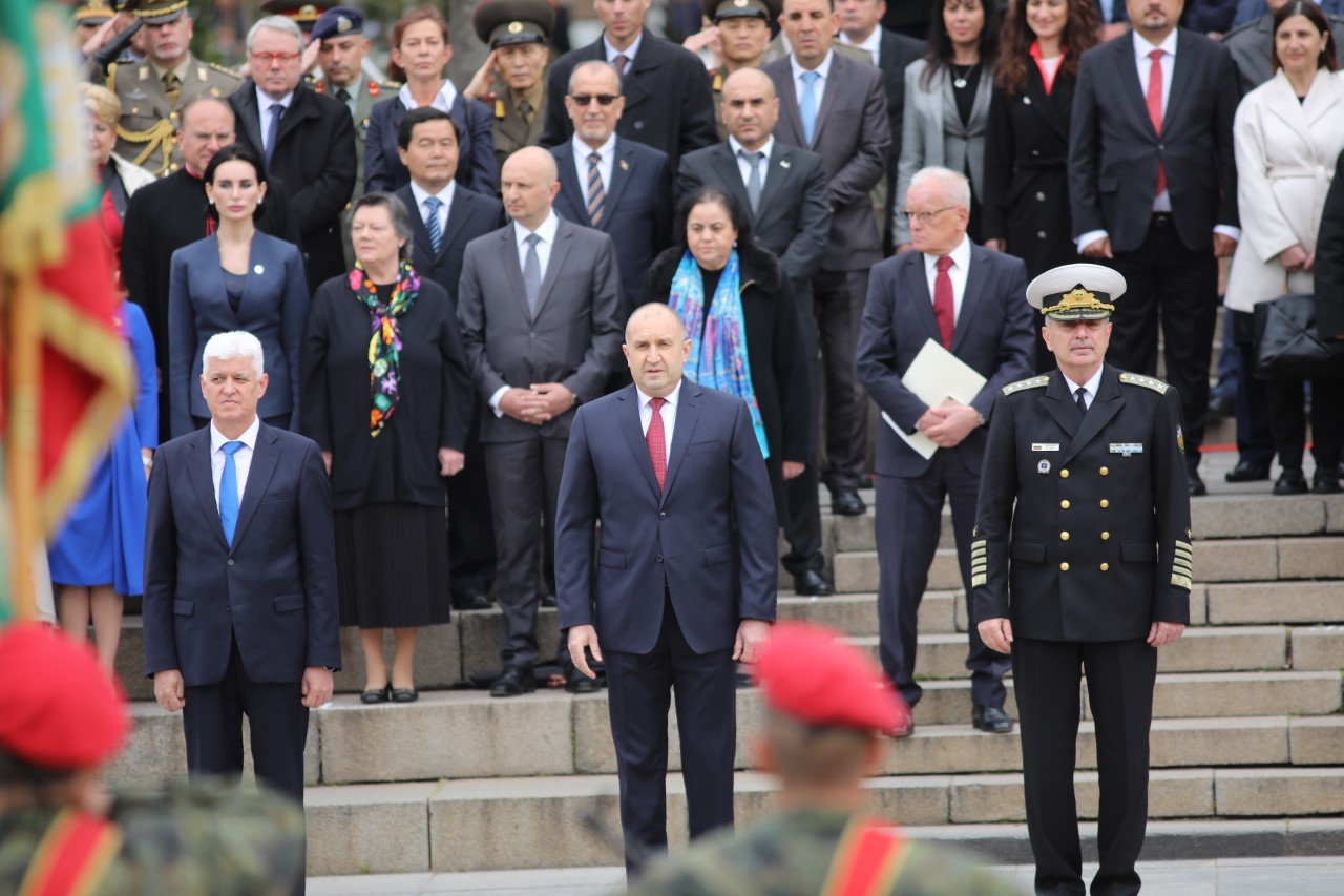 <p>Денят на храбростта и празник на Българската армия се отбелязва с водосвет на бойните знамена и знамената светини, и военен парад.</p>