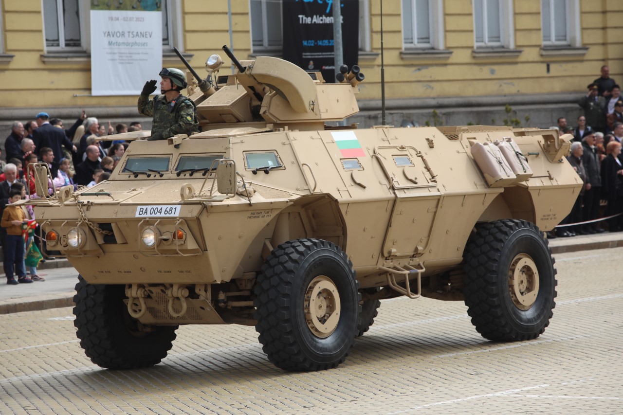 <p>Денят на храбростта и празник на Българската армия се отбелязва с водосвет на бойните знамена и знамената светини, и военен парад.</p>