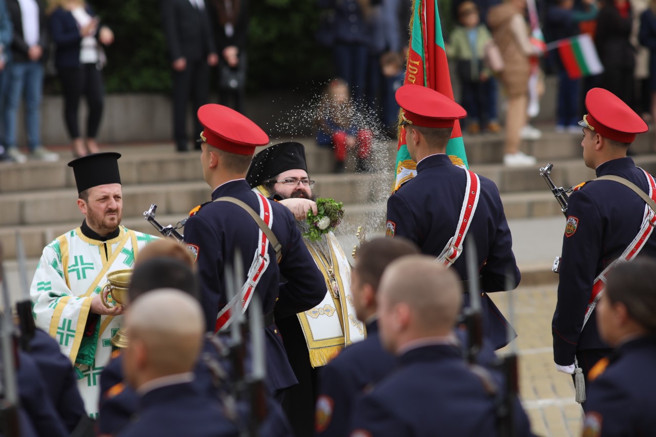 <p>Денят на храбростта и празник на Българската армия се отбелязва с водосвет на бойните знамена и знамената светини, и военен парад.</p>