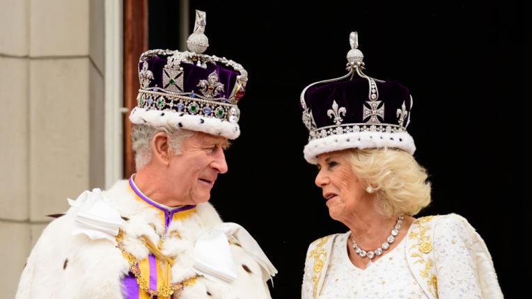  Кралското семейство се събра на балкона на Бъкингамския замък 