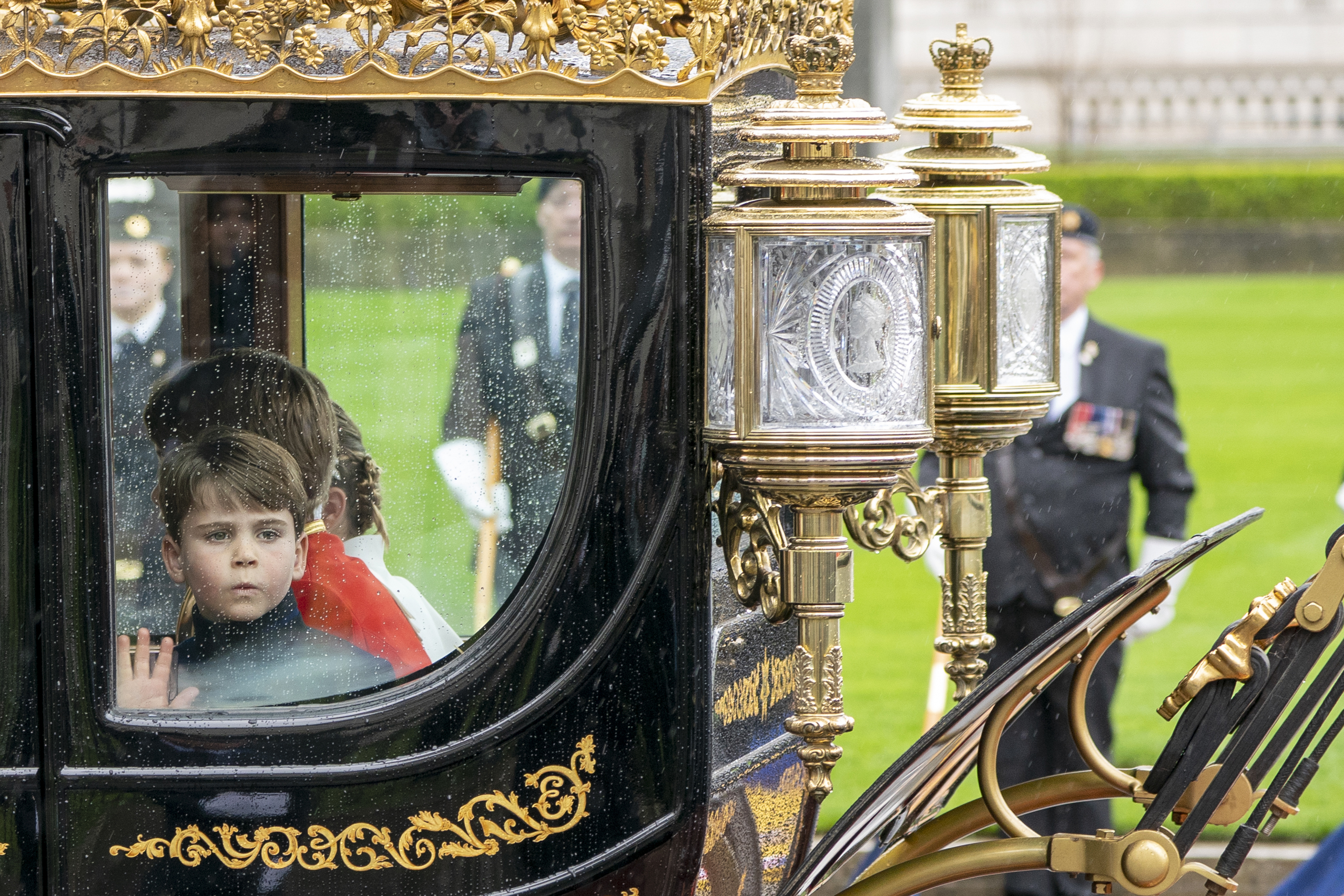 <p>Церемонията по коронацията на крал Чарлз Трети и съпругата му, кралица Камила, безспорно насочи вниманието на всички върху кралската двойка. Някой обаче все пак успя &quot;да открадне шоуто им&quot; и това беше 5-годишният Луи, най-малкото дете на престолонаследника принц Уилям и съпругата му Катрин.</p>