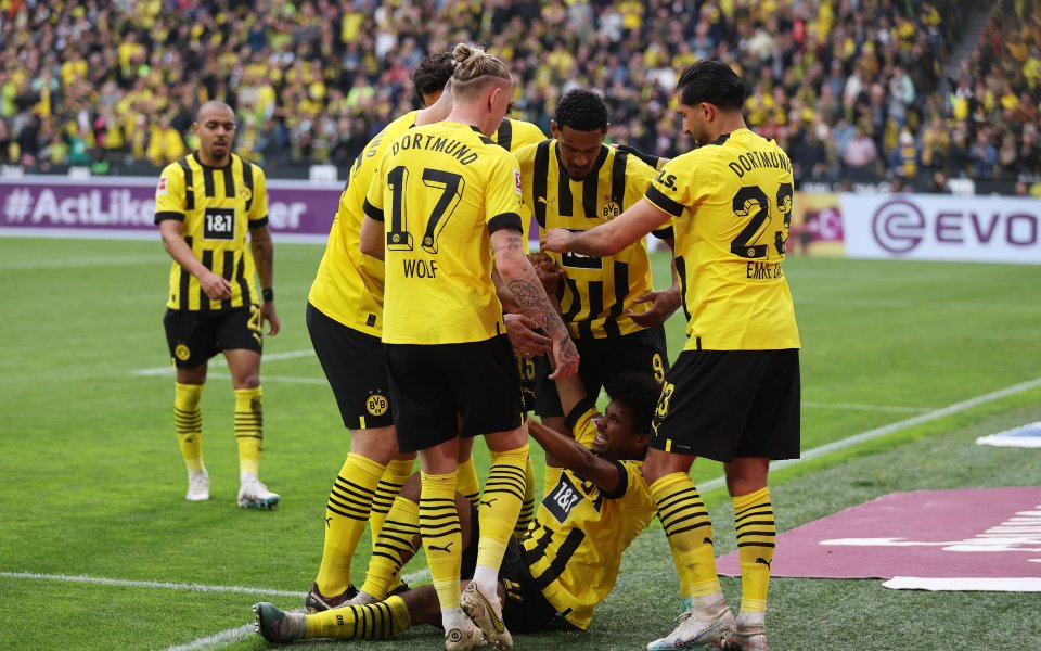 Борусия Дортмунд смаза Волфсбург с 6:0 и продължава да се бори с Байерн Мюнхен за