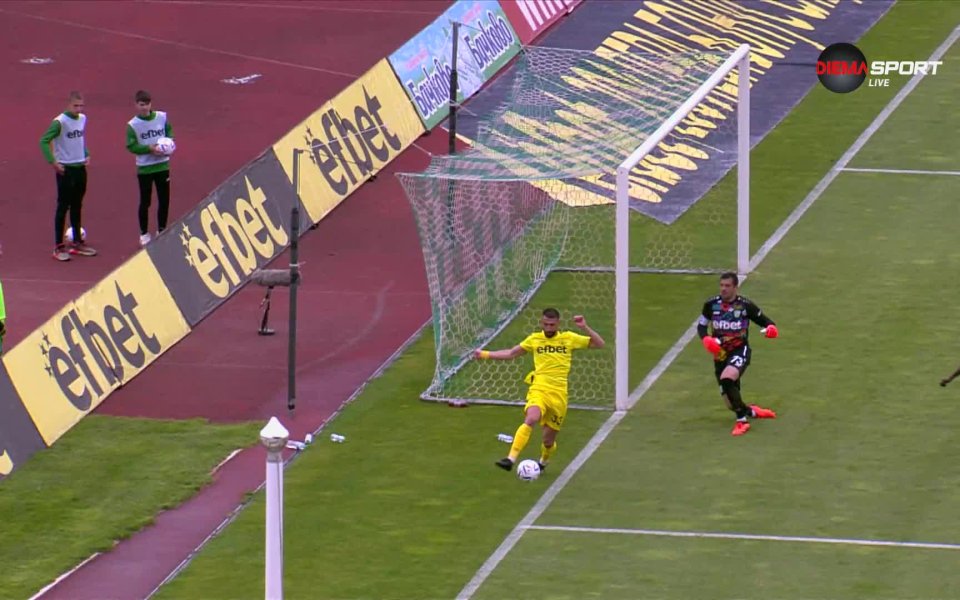 В 66-ата минута на Берое и Хебър Анте Живкович прати топката