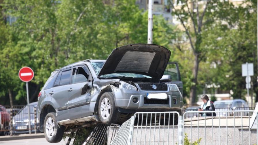 Катастрофа при метростанция в София, кола се "качи" на оградата (СНИМКИ)