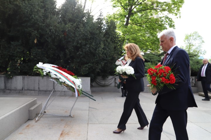 <p>Държавният глава Румен Радев и вицепрезидентът Илияна Йотова присъстваха на церемония по издигането на знамето на Европейския съюз пред президентската институция. Преди нея президентът прие почетния караул на Националната гвардейска част</p>