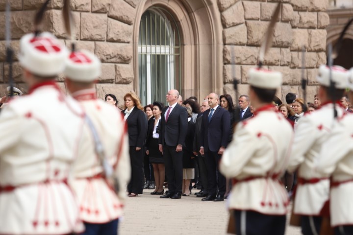 <p>Държавният глава Румен Радев и вицепрезидентът Илияна Йотова присъстваха на церемония по издигането на знамето на Европейския съюз пред президентската институция. Преди нея президентът прие почетния караул на Националната гвардейска част</p>