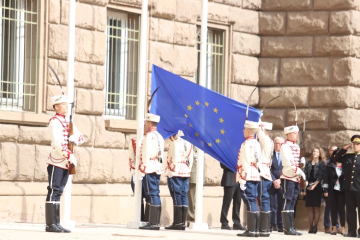 <p>Държавният глава Румен Радев и вицепрезидентът Илияна Йотова присъстваха на церемония по издигането на знамето на Европейския съюз пред президентската институция. Преди нея президентът прие почетния караул на Националната гвардейска част</p>