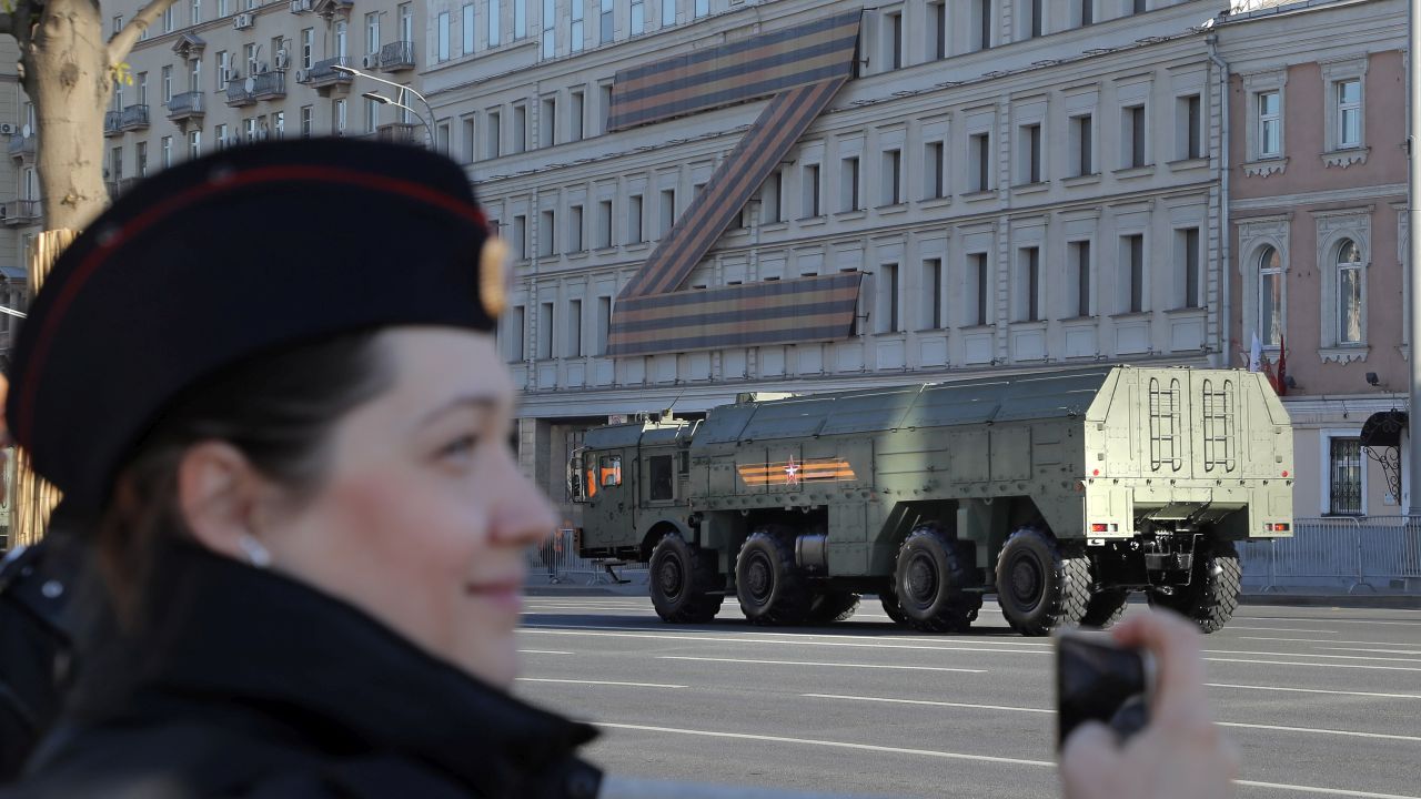 <p>Руска мобилна балистична ракетна система с малък обсег на действие &quot;Искандер&quot; се движи към военния парад.</p>