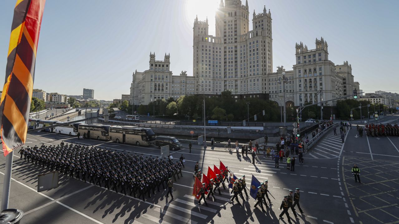 <p>Руски военнослужещи маршируват в центъра на Москва.</p>