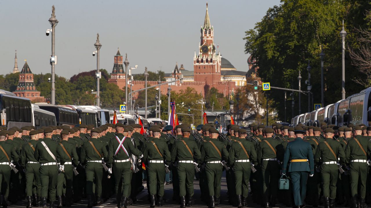 <p>Руски военнослужещи маршируват в центъра на Москва.</p>