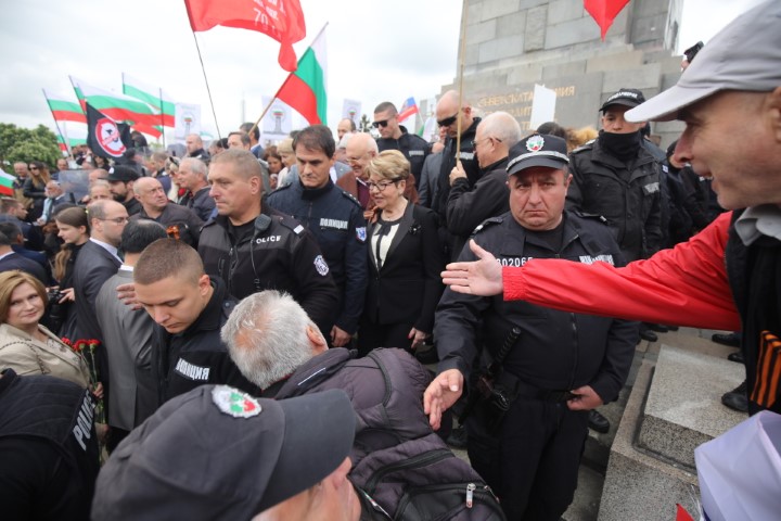 <p>Забраниха Безсмъртния полк в София, той обаче потегли към Паметника на Съветската армия</p>