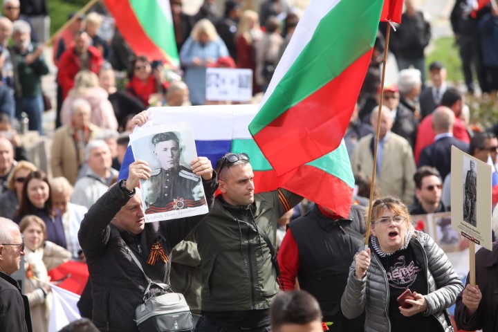 <p>Забраниха Безсмъртния полк в София, той обаче потегли към Паметника на Съветската армия</p>