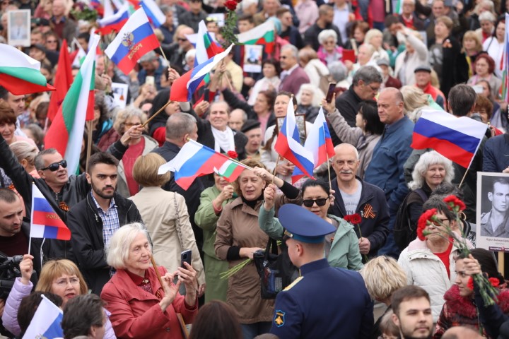 <p>Забраниха Безсмъртния полк в София, той обаче потегли към Паметника на Съветската армия</p>