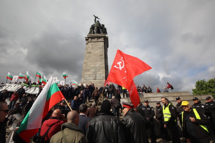 <p>Забраниха Безсмъртния полк в София, той обаче потегли към Паметника на Съветската армия</p>