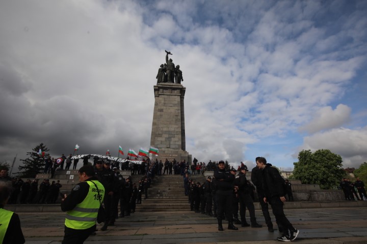 <p>Забраниха Безсмъртния полк в София, той обаче потегли към Паметника на Съветската армия</p>