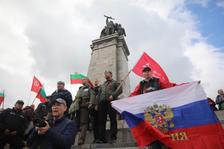 <p>Забраниха Безсмъртния полк в София, той обаче потегли към Паметника на Съветската армия</p>