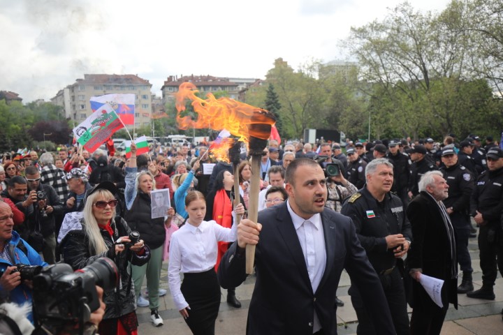 <p>Забраниха Безсмъртния полк в София, той обаче потегли към Паметника на Съветската армия</p>