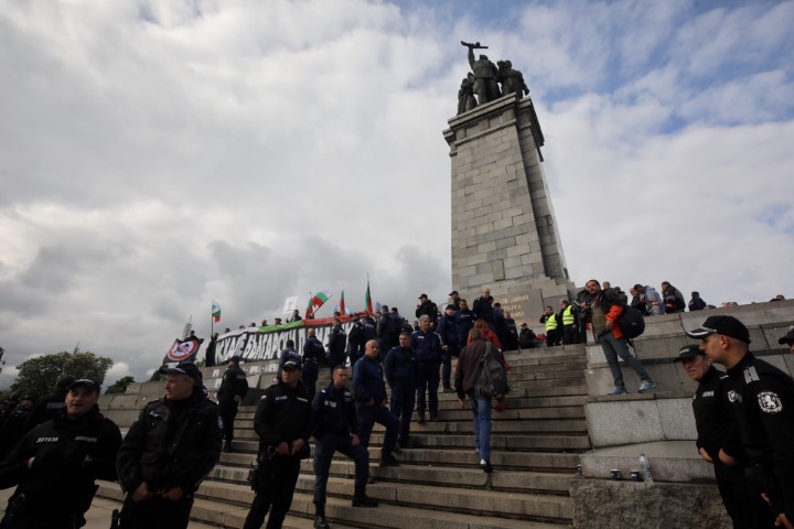 <p>Забраниха Безсмъртния полк в София, той обаче потегли към Паметника на Съветската армия</p>