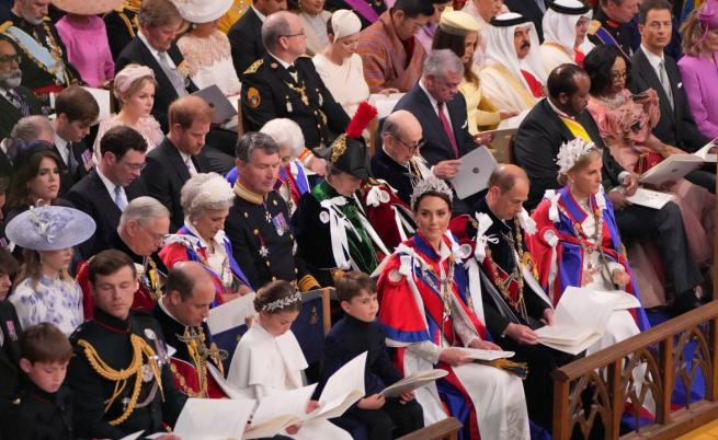  Принц Хари стои на третия ред на коронацията на татко си и мащехата си в Уестминстърското абатство - два реда зад брат си Уилям 