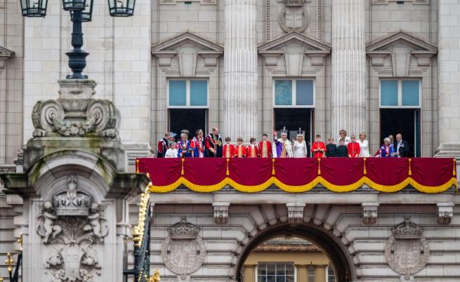 Членове на кралското семейство помахват от балкона на Бъкингамския дворец