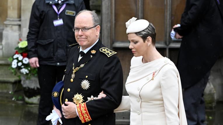 Принцът и принцесата на Монако на коронацията на новия британски крал