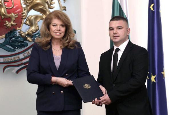 Пендиков получи паспорт: Там има още много българи