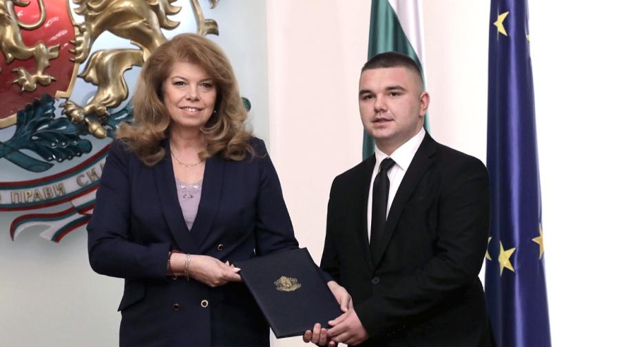 Пендиков получи паспорт: Там има още много българи