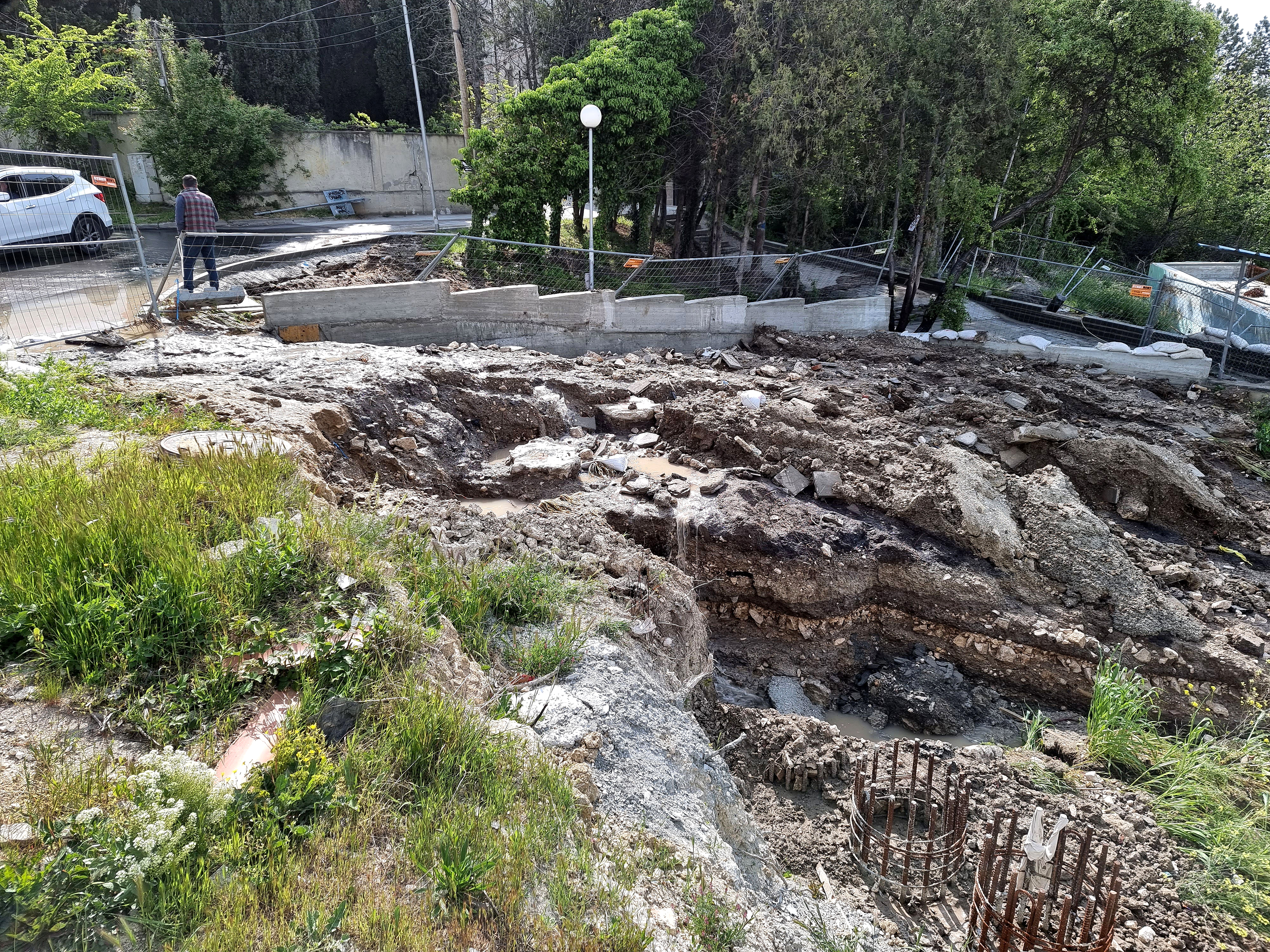 <p>Магистралният водопровод &bdquo;Варна-Златни пясъци&ldquo; е аварирал отново тази сутрин. Новият пробив е на ул. &bdquo;Петър Скорчев&ldquo; в кв. &bdquo;Бриз&ldquo; на около 50-70 метра над предишната авария.</p>