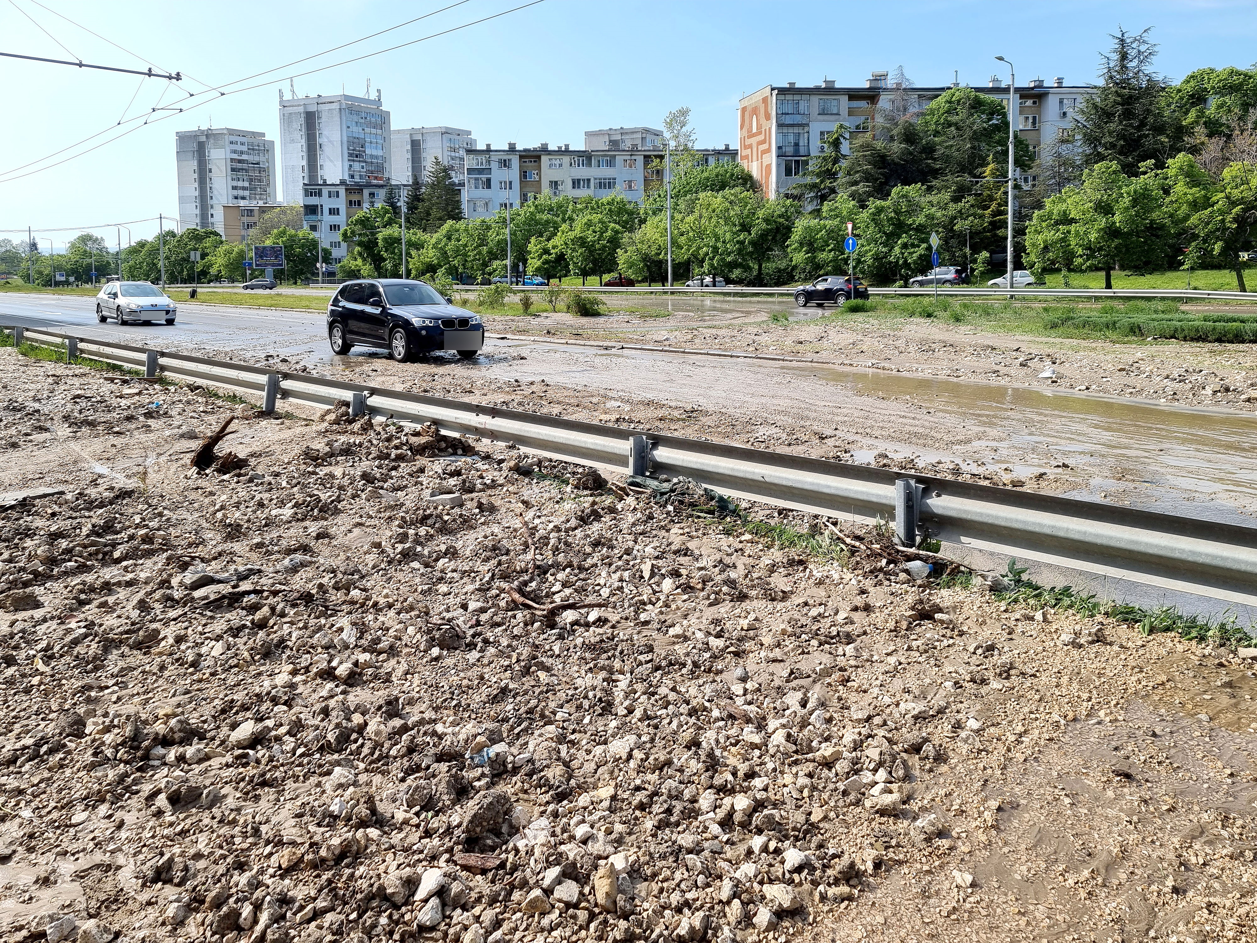 <p>Магистралният водопровод &bdquo;Варна-Златни пясъци&ldquo; е аварирал отново тази сутрин. Новият пробив е на ул. &bdquo;Петър Скорчев&ldquo; в кв. &bdquo;Бриз&ldquo; на около 50-70 метра над предишната авария.</p>