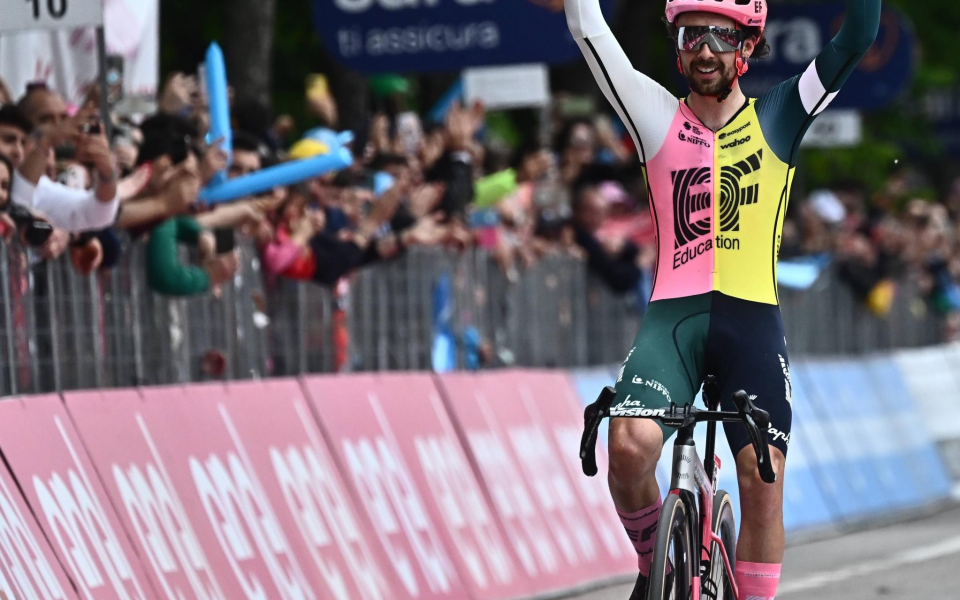 Бен Хийли триумфира в осмия етап на Джирото, Ремко Евенепул се пропука