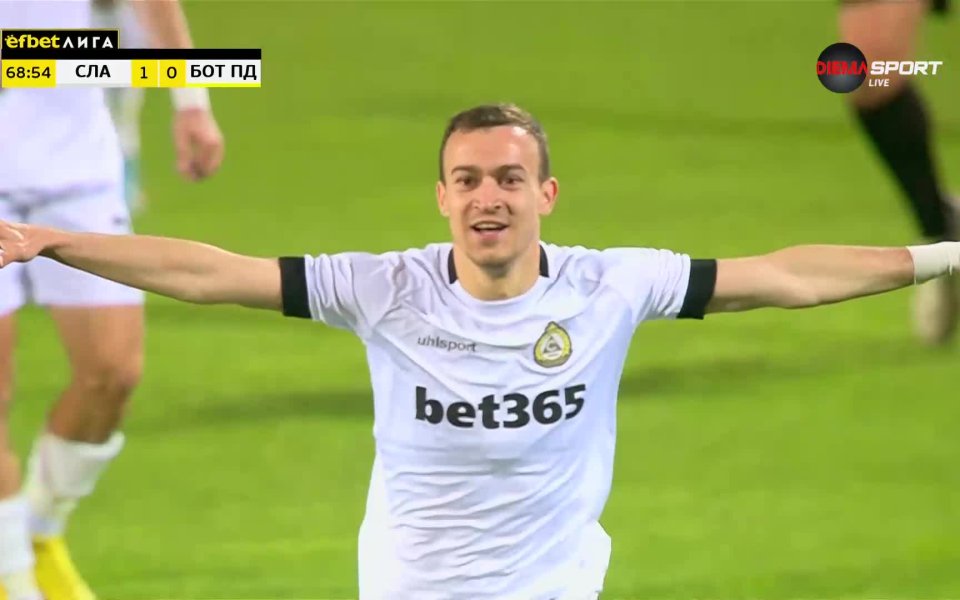 Тони Тасев получи превъзходен пас в противниковото наказателното поле и