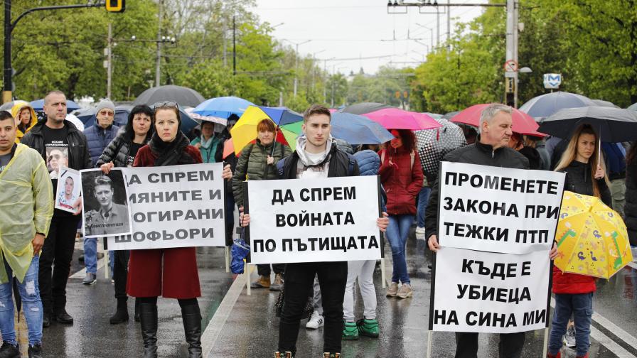 Протестиращи срещу пътните инциденти блокираха ключови кръстовища в София (СНИМКИ)