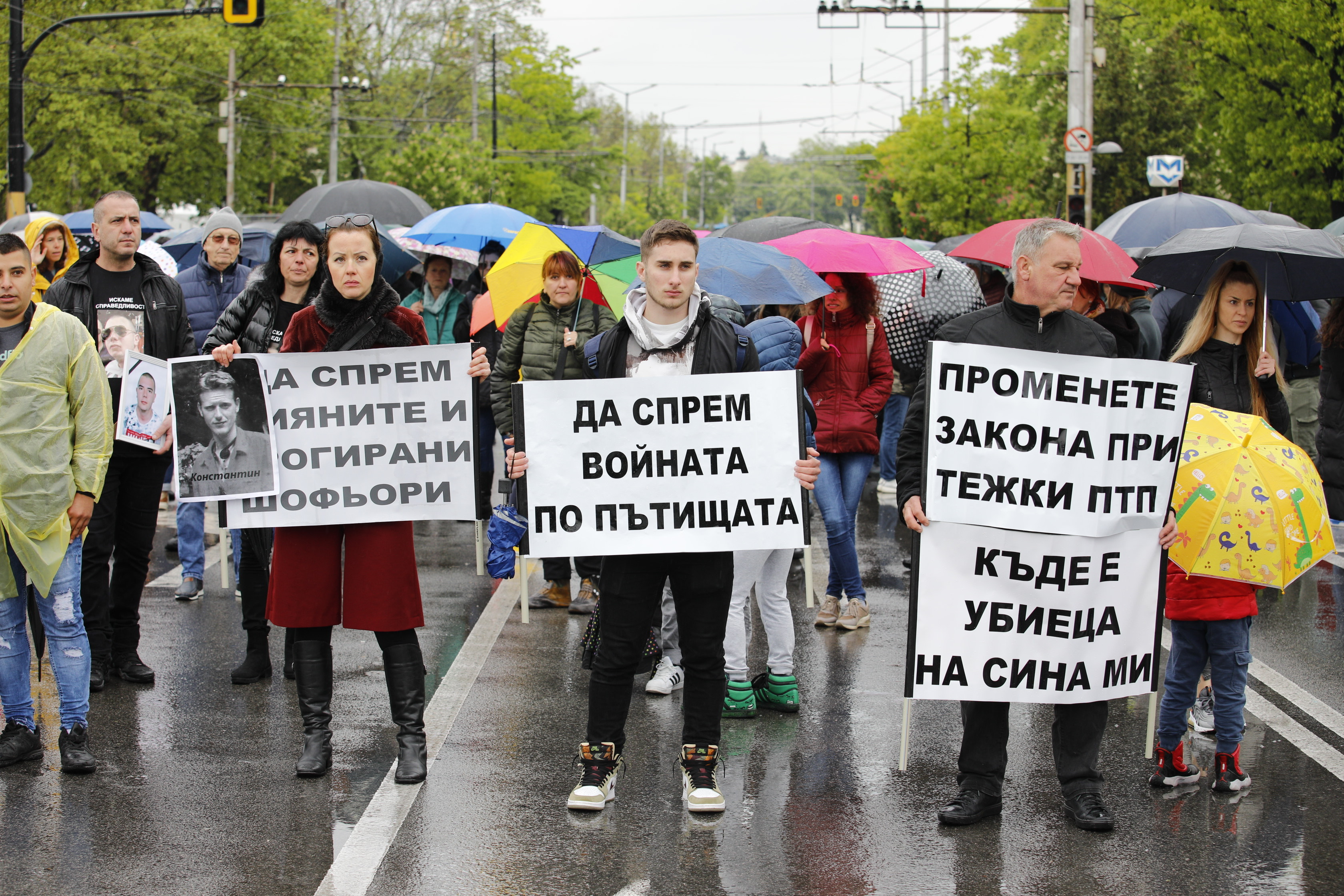 <p>Под мотото &quot;Стига търпимост!&quot; десетки хора се събраха днес пред сградата на Народното събрание в София на протест след серията тежки катастрофи с ранени и загинали.</p>