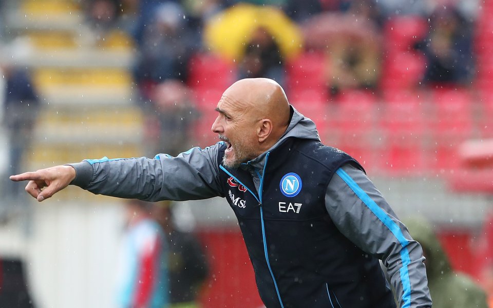 Има стотици деца навън, за да видят пристигането на отбора.