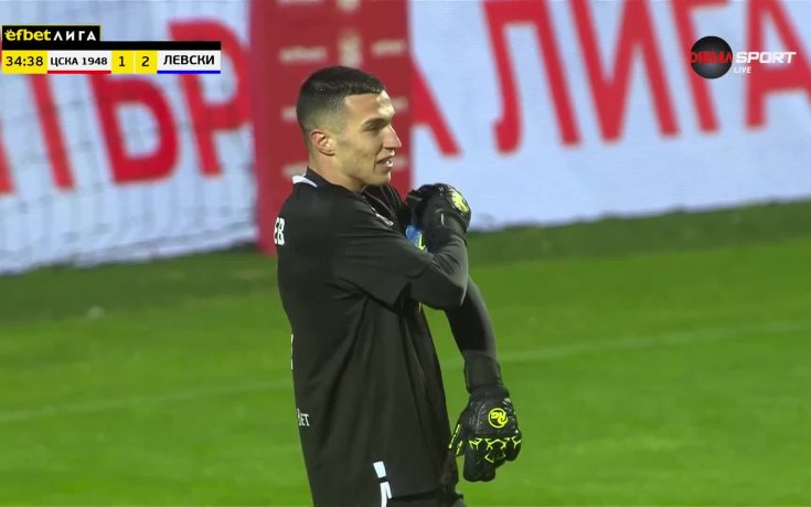 Пламен Андреев скри топката на Александър Колев (видео)