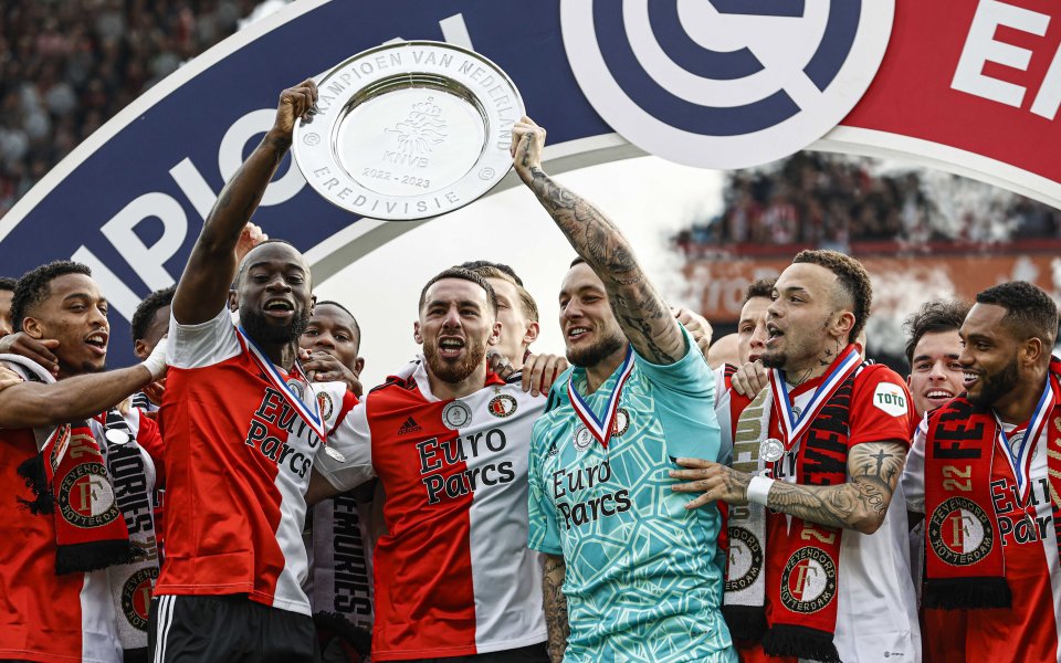 Фейенорд триумфира като шампион по футбол на Нидерландия два кръга