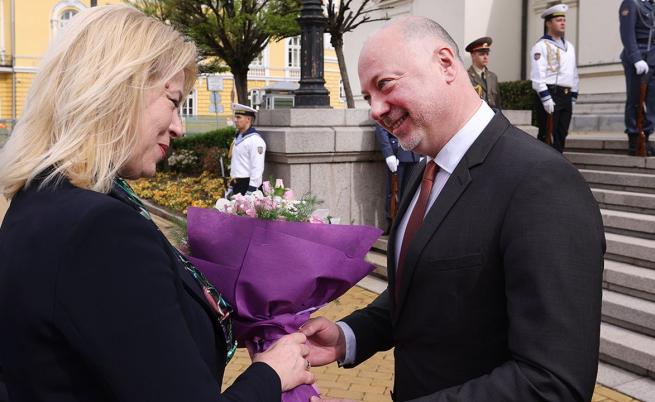Председателят на Народното събрание Росен Желязков посреща председателя на черногорския парламент Даниела Джурович с букет цветя.