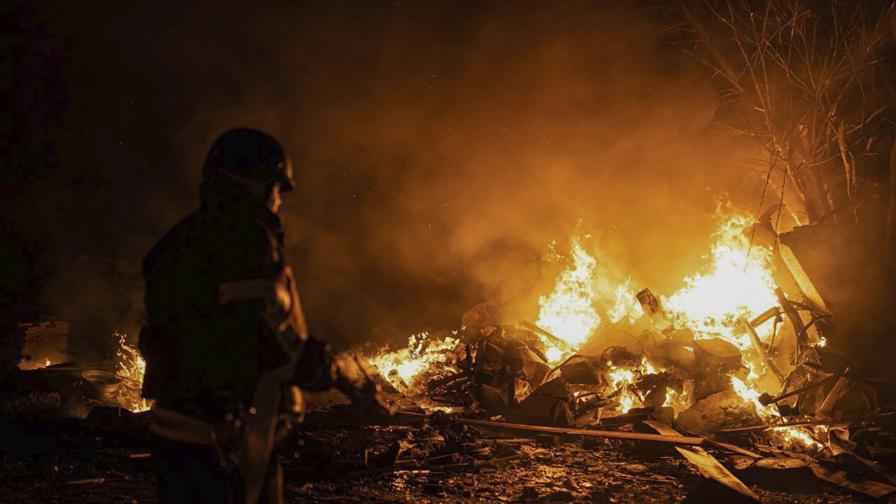 Отломки от свалени дронове падат в квартали на Киев, има загинал и ранени