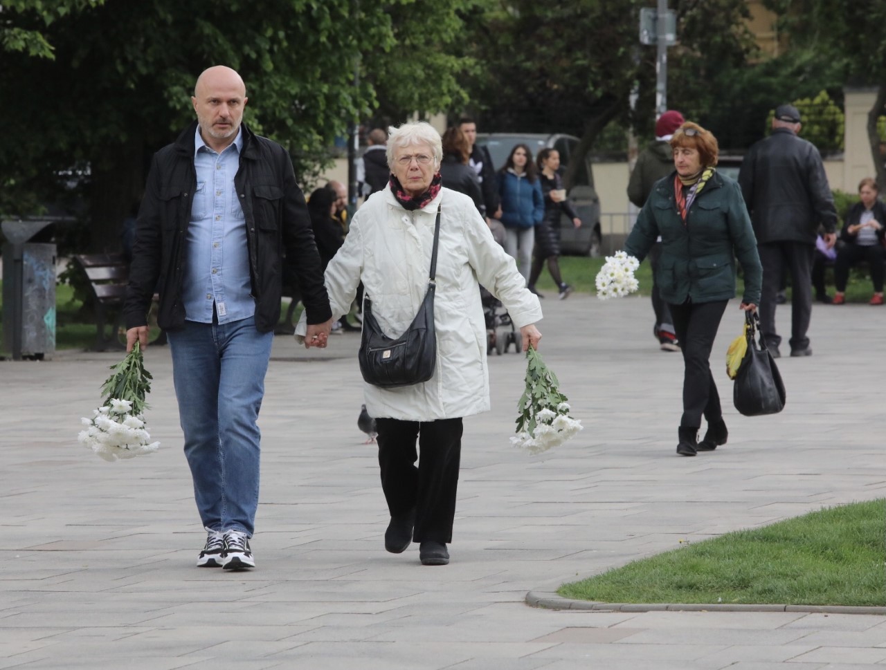 Прощаваме се с голямата актриса Емилия Радева. Нейни близки и приятели се събраха в столичния храм "Св. Седмочисленици", за да я изпратят в последния ѝ път.