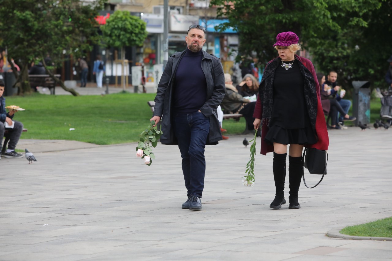 Прощаваме се с голямата актриса Емилия Радева. Нейни близки и приятели се събраха в столичния храм "Св. Седмочисленици", за да я изпратят в последния ѝ път.