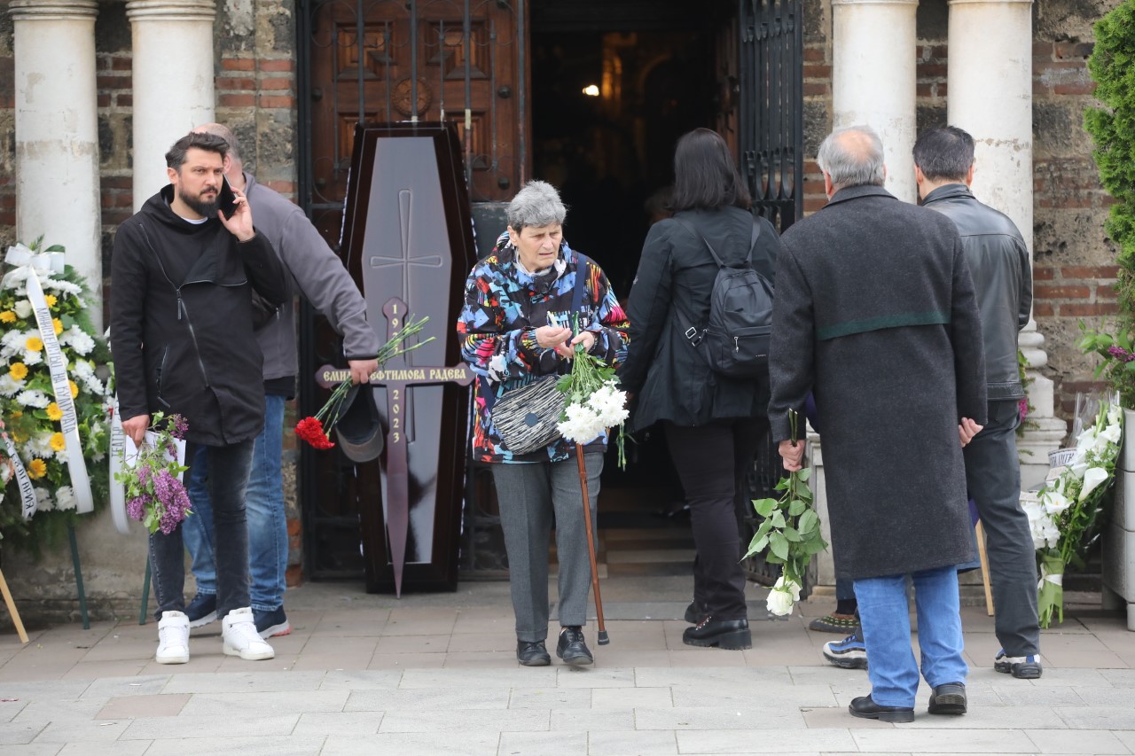 Прощаваме се с голямата актриса Емилия Радева. Нейни близки и приятели се събраха в столичния храм "Св. Седмочисленици", за да я изпратят в последния ѝ път.