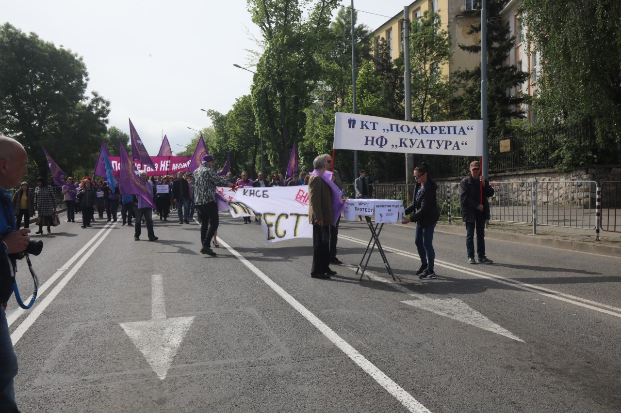 Основното искане е към народните представители - за спешно увеличение на средствата от бюджета за 2023 година за БНР, което ще направи възможно повишение на заплатите с 25%, за да бъде покрита натрупаната от 2021 г. насам инфлация.