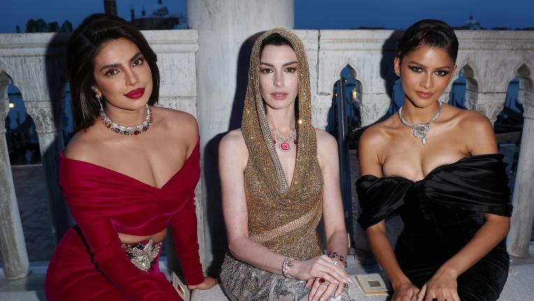 Тройна сила: Приянка Чопра, Ан Хатауей и Зендая заблестяха с диаманти Bulgari във Венеция