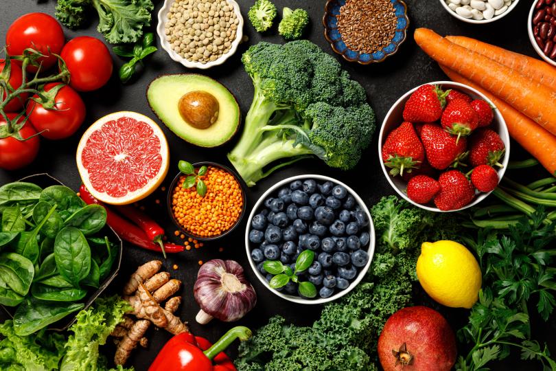 <p><strong>Добавете повече плодове и зеленчуци в менюто си</strong></p>

<p>При следващото си пазаруване добавете още пресни продукти в пазарската си количка. &bdquo;Плодовете и зеленчуците са едни от най-добрите храни за ефективна загуба на тегло&ldquo;, казва д-р Йънг. &bdquo;Те са с високо съдържание на фибри и хранителни вещества, но с ниско съдържание на калории. Има многобройни проучвания, които обръщат голямо внимание на участниците, които увеличават приема на продукти. Тези проучвания показват, че хората, които ядат повече и по-разнообразни продукти, имат по-малко телесно тегло, намалена обиколка на талията и по-малко телесни мазнини.&ldquo;</p>