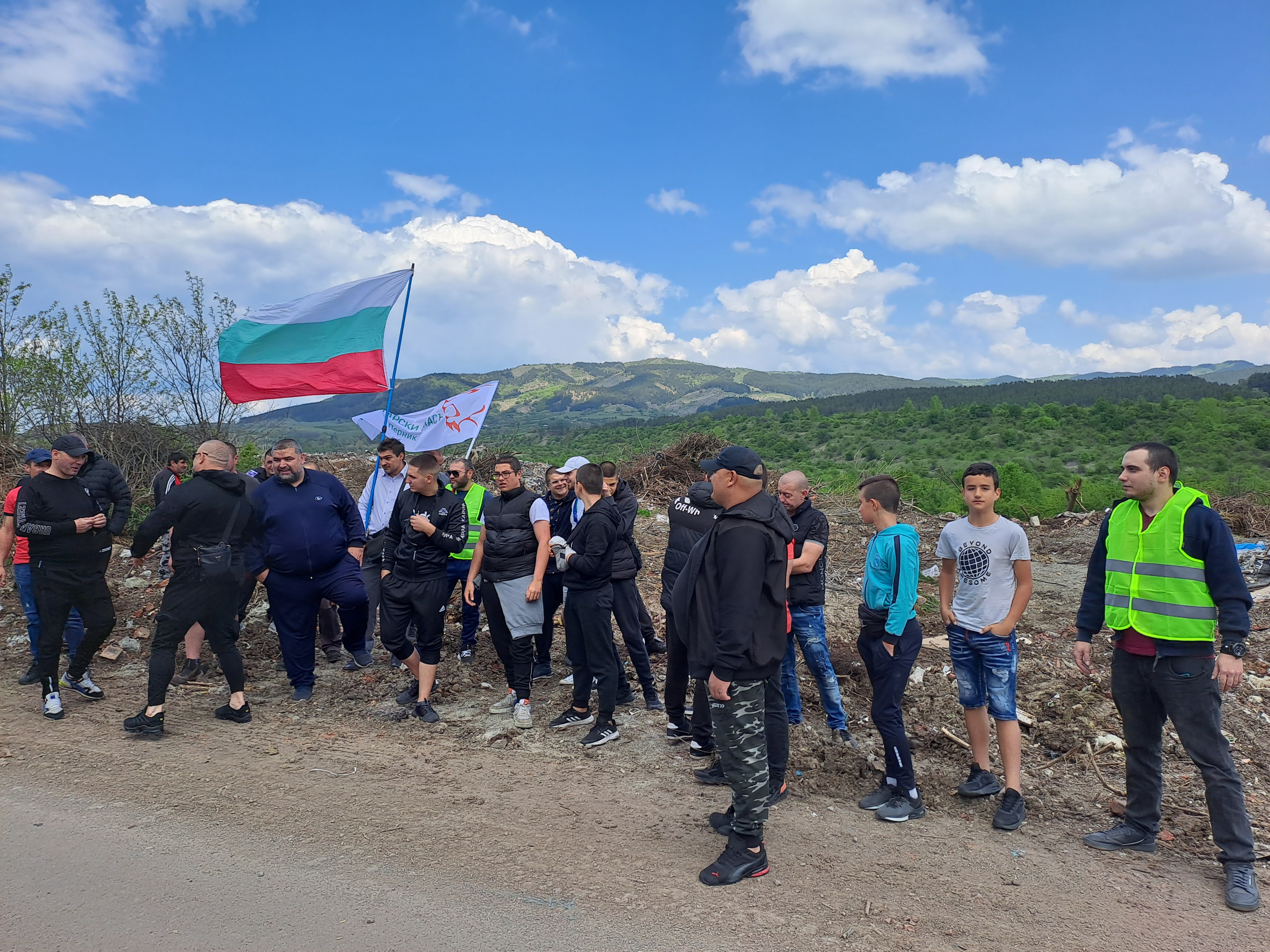 Жители на пернишките квартали "Тева" и "Мошино" излязоха на протест във връзка с незаконно създадено сметище (СНИМКИ)