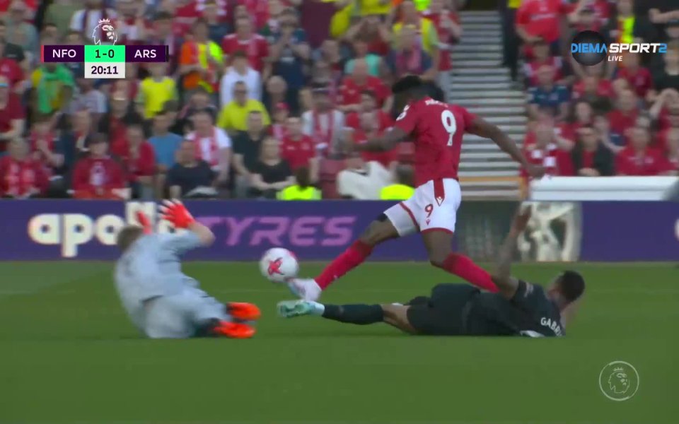 В 20-а минута Тайво Авонии получи убийствено подаване, което го остави