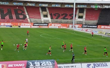 Отборите на Локомотив София и Славия загряват преди дербито между