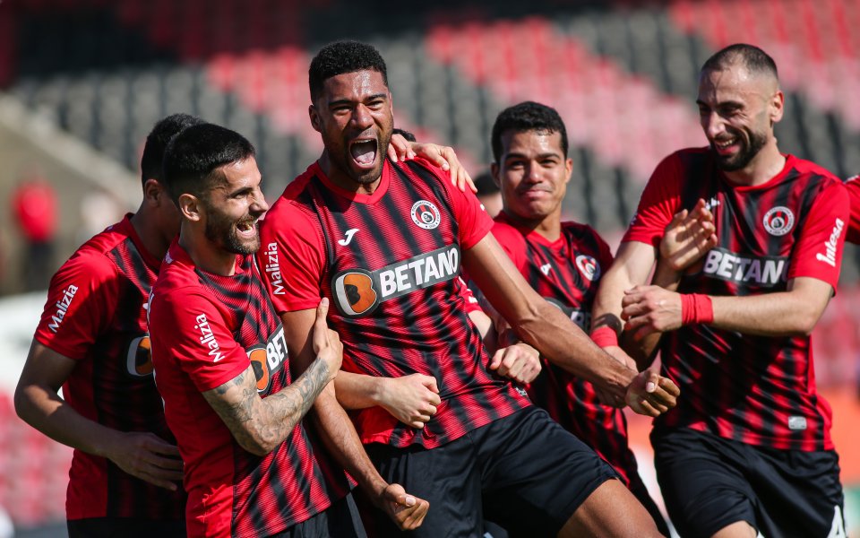 В първия сблъсък от 33-ия кръг на efbet Лига между