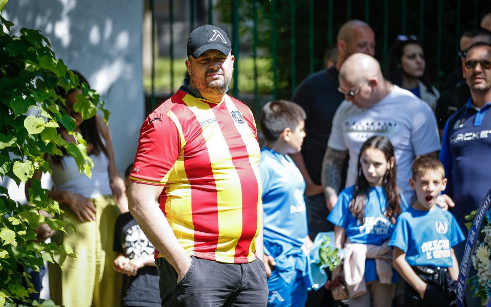 Председателят на Сдружението Левски на Левскарите“ – Димитър Костадинов, взе