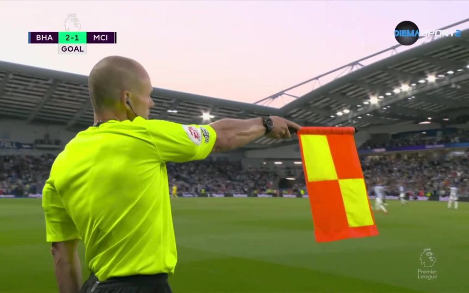 В последната минута на редовното време Каору Митома сервира топката